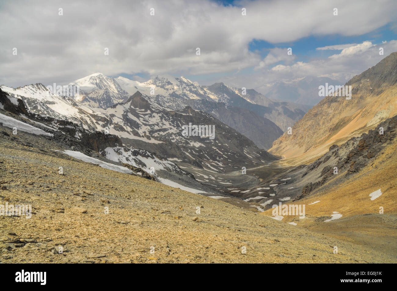 Vallée pittoresque dans les montagnes arides de l'Himalaya au Népal Banque D'Images