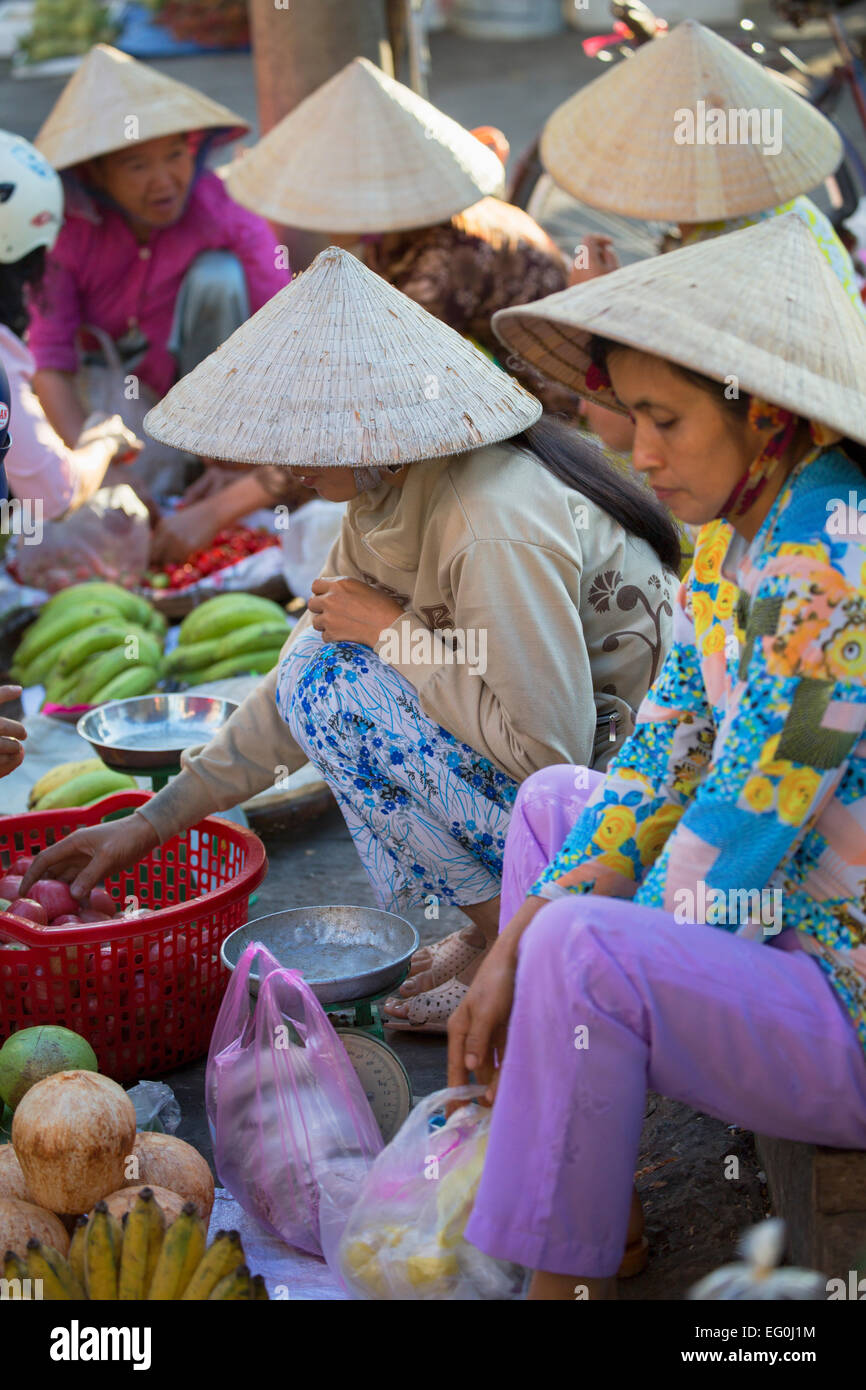 Les femmes vendant des fruits, Ben Tre, Delta du Mekong, Vietnam Banque D'Images