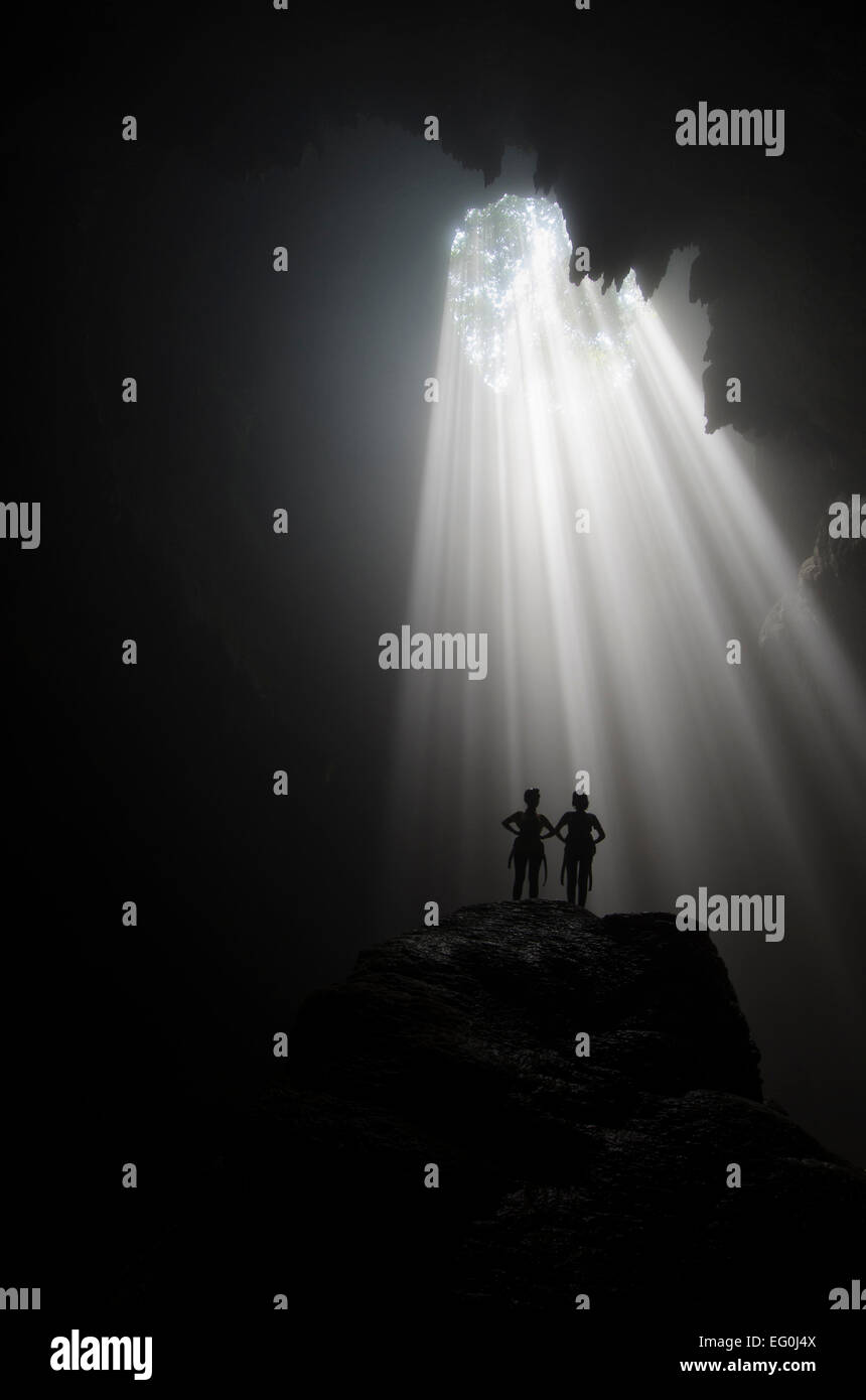 L'Indonésie, Grotte Jomblang, Silhouette de personnes dans cave Banque D'Images