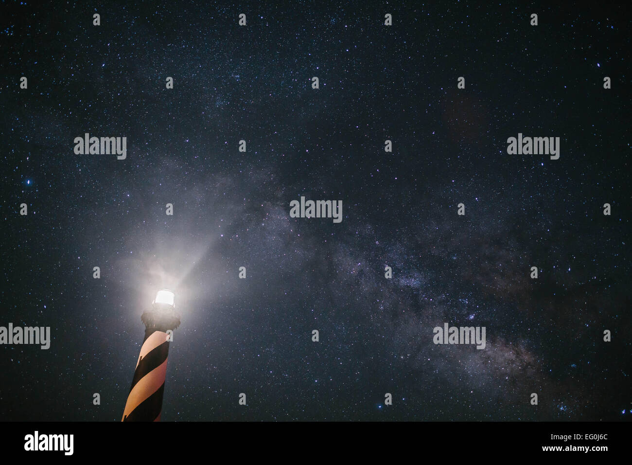 USA, Caroline du Nord, le phare de Cape Hatteras en vertu de la Voie Lactée Banque D'Images