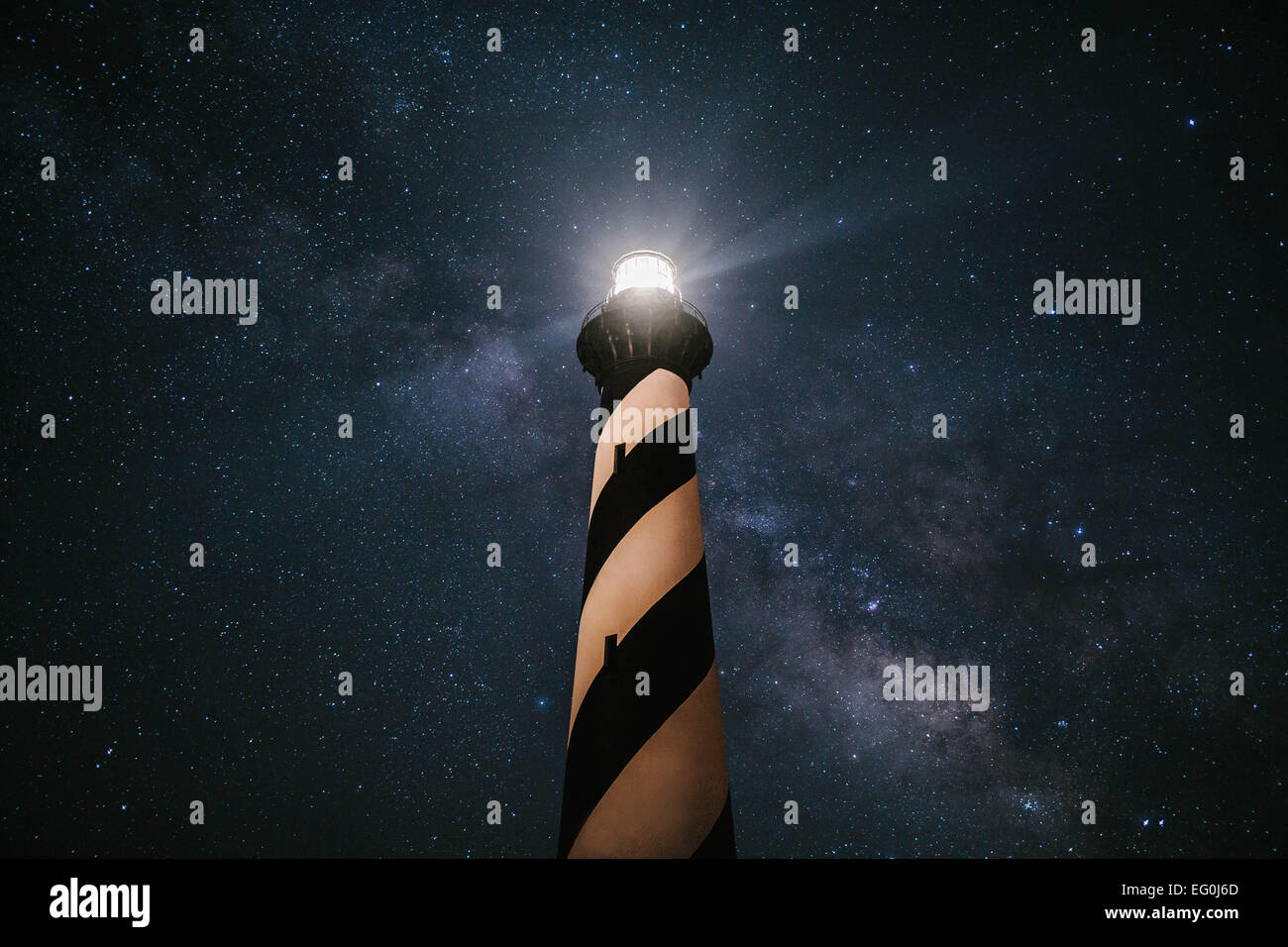 USA, Caroline du Nord, le phare de Cape Hatteras en vertu de la Voie Lactée Banque D'Images