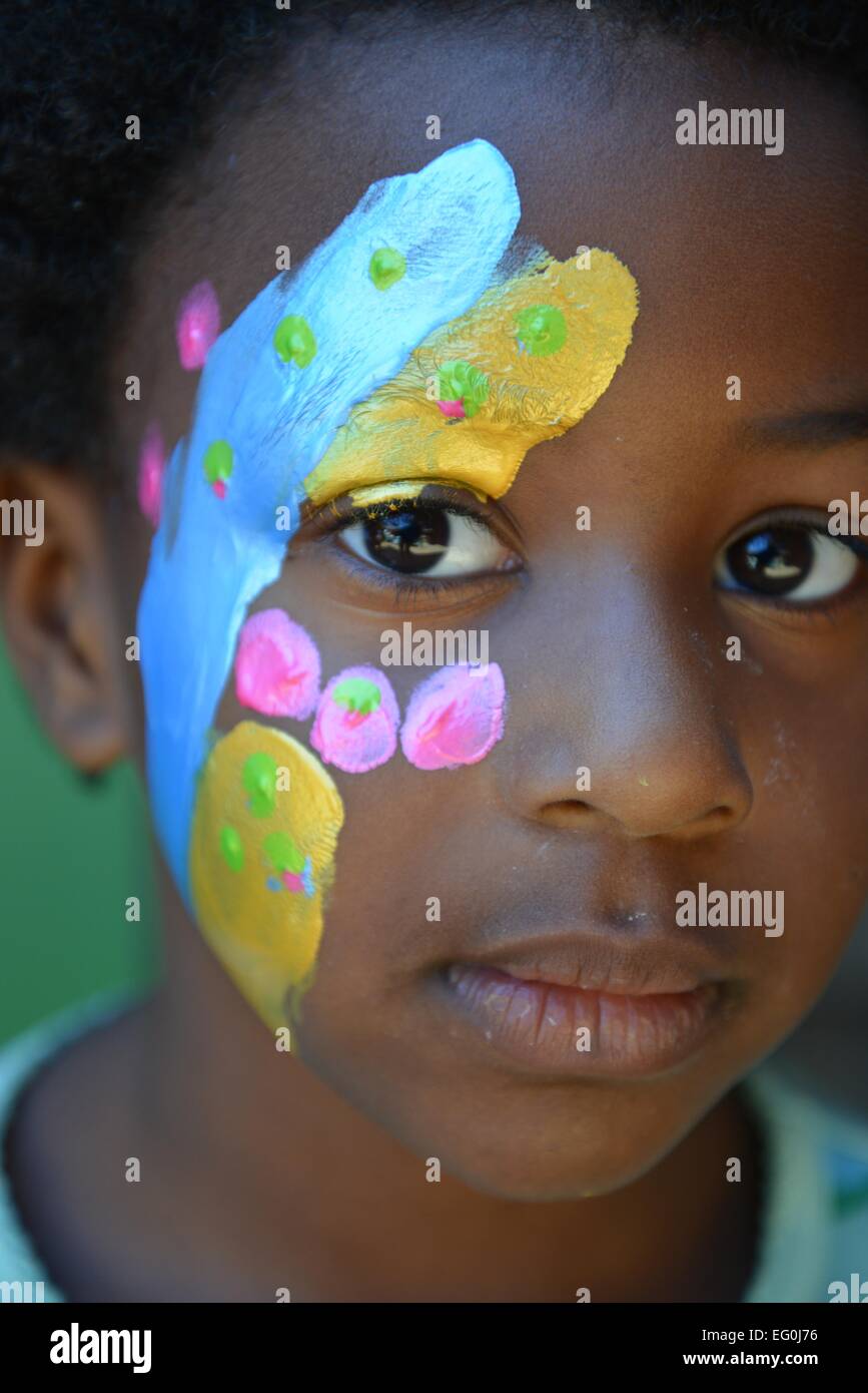 Portrait d'une fille avec de la peinture pour le visage Banque D'Images