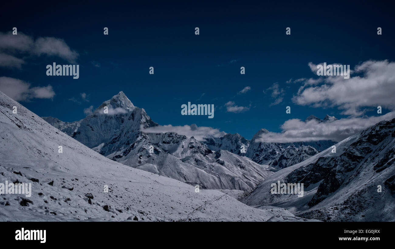 Le Népal, l'Himalaya, le parc national de Sagarmatha, Ama Dablam, vue de montagnes aux sommets enneigés Banque D'Images