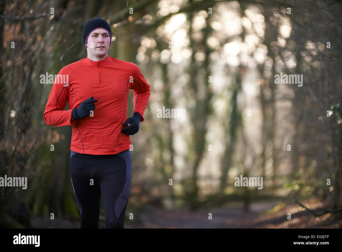 L'homme sur Winter Run entre forêt Banque D'Images