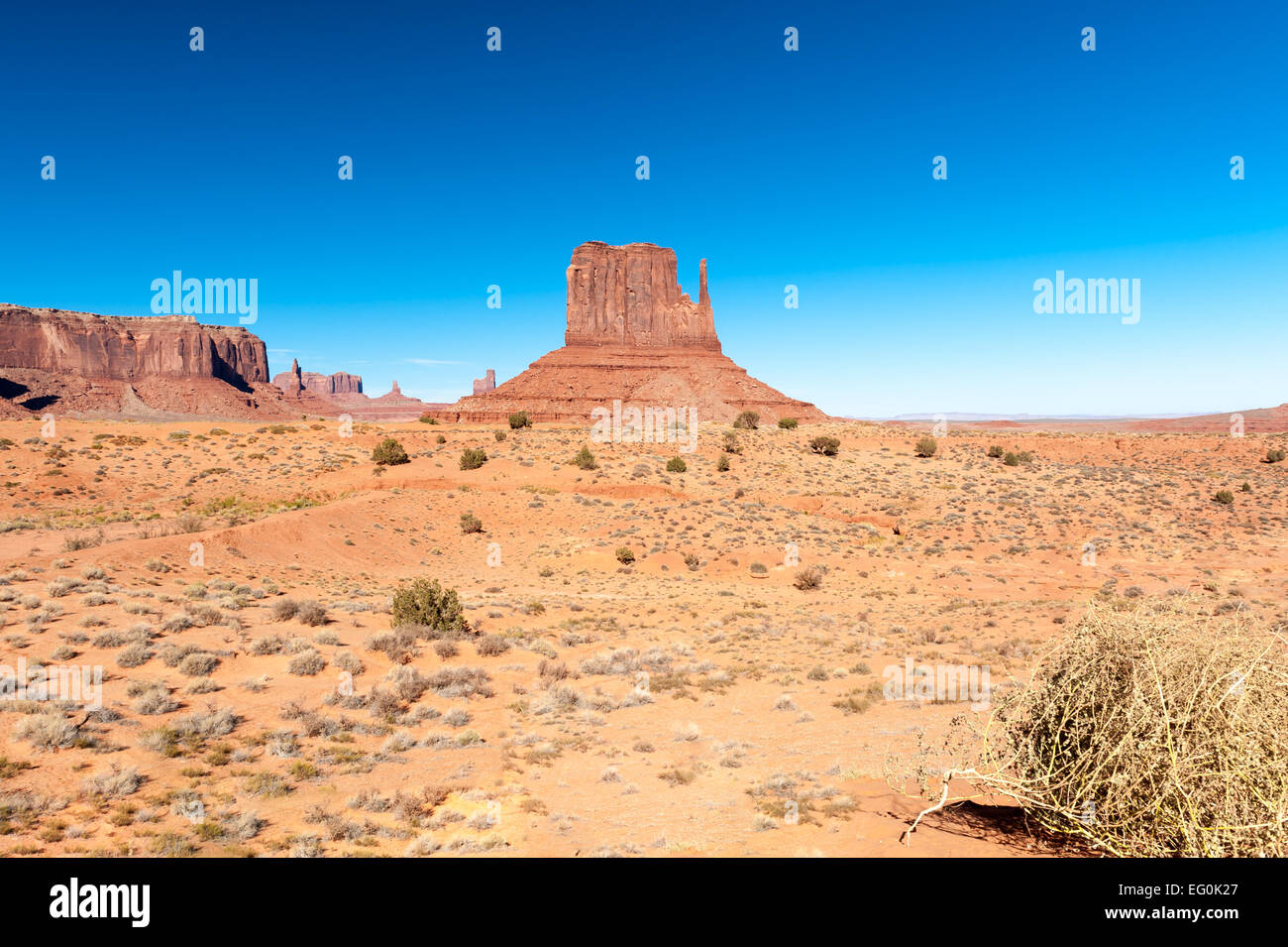 USA, Utah, Monument Valley, Monument Valley, les mitaines en garrigue stérile contre le ciel bleu Banque D'Images