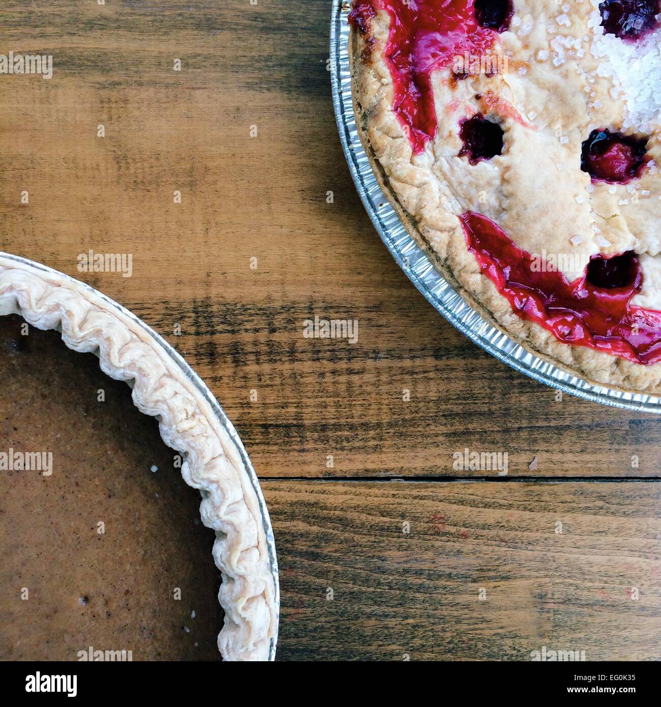 Et cerise tartes à la citrouille sur une table en bois Banque D'Images