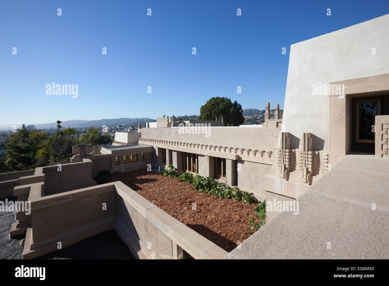 Fichier : Los Angeles, Californie, USA. 24 janvier, 2015. Terrasses supérieures à Frank Lloyd Wright's Hollyhock House à Barnsdall Art Park, Hollywood, Los Angeles, CAFrank Lloyd Wright Hollyhock House à ré-ouvrir 13 Février, 2015. Credit : Kayte/Deioma Alamy Live News Banque D'Images