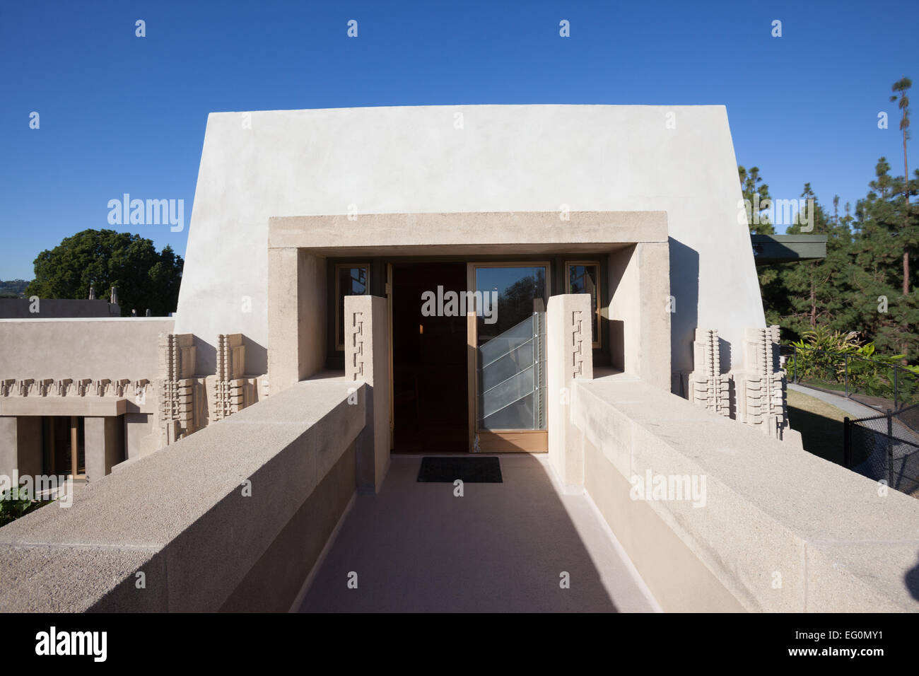 Fichier : Los Angeles, Californie, USA. 24 janvier, 2015. Le balcon de la chambre principale à Frank Lloyd Wright's Hollyhock House à Barnsdall Art Park, Hollywood, Los Angeles, CA Frank Lloyd Wright's Hollyhock House à ré-ouvrir 13 Février, 2015. Credit : Kayte/Deioma Alamy Live News Banque D'Images