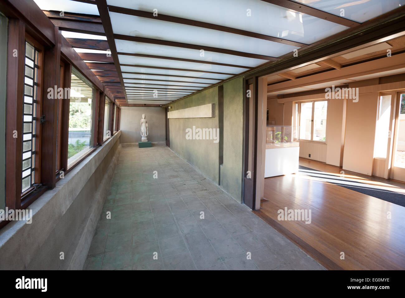 Fichier : Los Angeles, Californie, USA. 24 janvier, 2015. L'allée et galerie de Frank Lloyd Wright's Hollyhock House à Barnsdall Art Park, Hollywood, Los Angeles, CA Frank Lloyd Wright's Hollyhock House à ré-ouvrir 13 Février, 2015. Credit : Kayte/Deioma Alamy Live News Banque D'Images