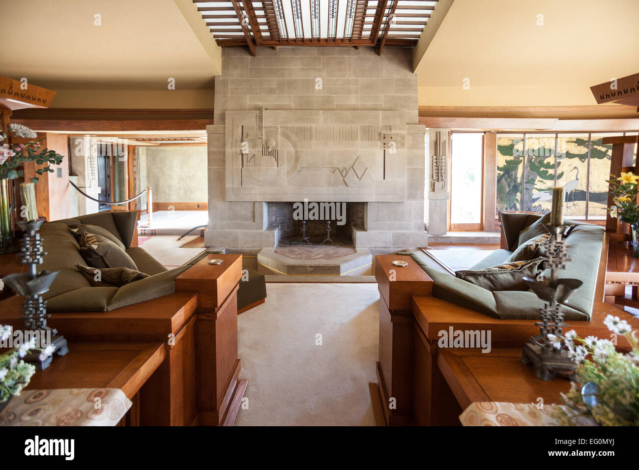 Fichier : Los Angeles, Californie, USA. 24 janvier, 2015. Le bas relief cheminée dans le salon à la Frank Lloyd Wright's Hollyhock House à Barnsdall Art Park, Hollywood, Los Angeles, CAFrank Lloyd Wright Hollyhock House à ré-ouvrir 13 Février, 2015. Credit : Kayte/Deioma Alamy Live News Banque D'Images