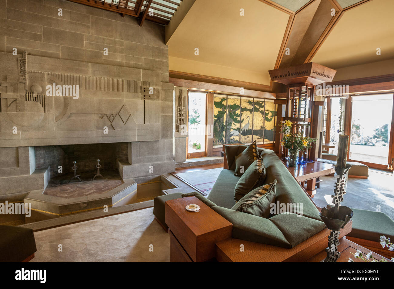 Fichier : Los Angeles, Californie, USA. 24 janvier, 2015. Le bas relief cheminée dans le salon à la Frank Lloyd Wright's Hollyhock House à Barnsdall Art Park, Hollywood, Los Angeles, CAFrank Lloyd Wright Hollyhock House à ré-ouvrir 13 Février, 2015. Credit : Kayte/Deioma Alamy Live News Banque D'Images