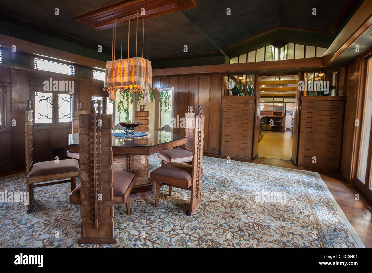 Fichier : Los Angeles, Californie, USA. 24 janvier, 2015. Frank Lloyd Wright original mobilier dans la salle à manger à Frank Lloyd Wright's Hollyhock House à Barnsdall Art Park, Hollywood, Los Angeles, CAFrank Lloyd Wright Hollyhock House à ré-ouvrir 13 Février, 2015. Credit : Kayte/Deioma Alamy Live News Banque D'Images