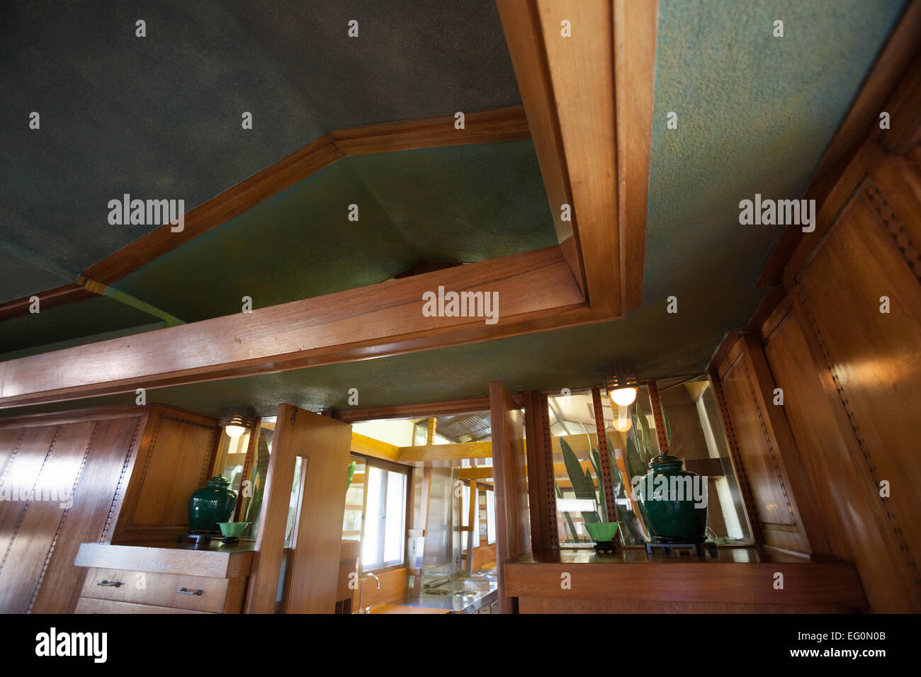 Fichier : Los Angeles, Californie, USA. 24 janvier, 2015. À la recherche de la salle à manger jusqu'à la cuisine de Frank Lloyd Wright's Hollyhock House à Barnsdall Art Park, Hollywood, Los Angeles, CAFrank Lloyd Wright Hollyhock House à ré-ouvrir 13 Février, 2015. Credit : Kayte/Deioma Alamy Live News Banque D'Images