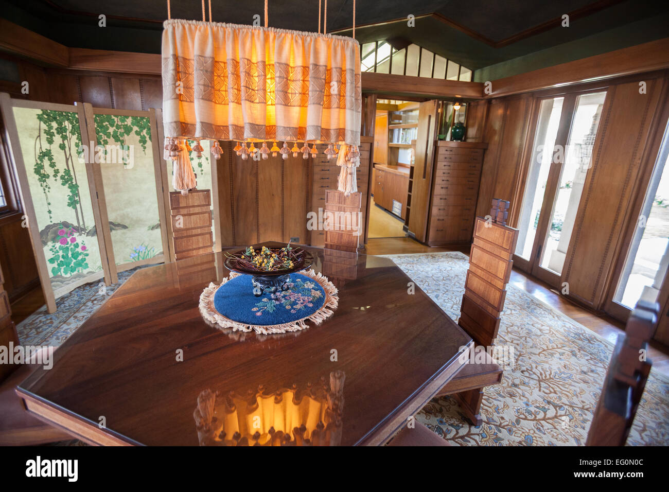 Fichier : Los Angeles, Californie, USA. 24 janvier, 2015. Frank Lloyd Wright original mobilier dans la salle à manger à Frank Lloyd Wright's Hollyhock House à Barnsdall Art Park, Hollywood, Los Angeles, CAFrank Lloyd Wright Hollyhock House à ré-ouvrir 13 Février, 2015. Credit : Kayte/Deioma Alamy Live News Banque D'Images