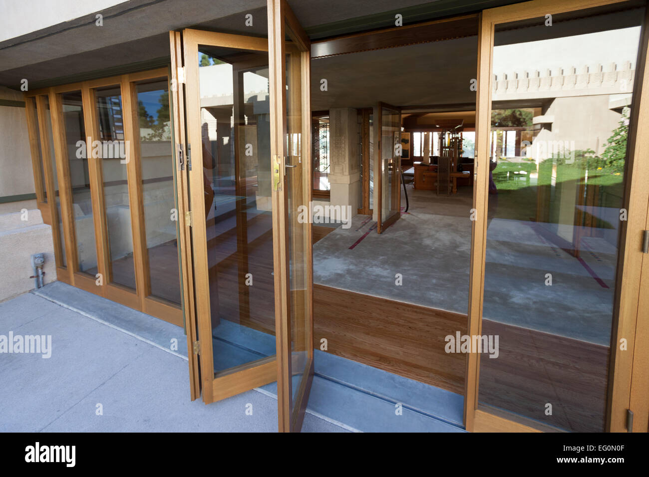 Fichier : Los Angeles, Californie, USA. 24 janvier, 2015. Des reproductions de l'original des portes en verre escamotable à Frank Lloyd Wright's Hollyhock House à Barnsdall Art Park, Hollywood, Los Angeles, CAFrank Lloyd Wright Hollyhock House à ré-ouvrir 13 Février, 2015. Credit : Kayte/Deioma Alamy Live News Banque D'Images