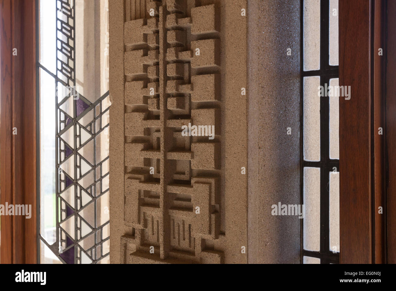 Fichier : Los Angeles, Californie, USA. 24 janvier, 2015. Détails de l'abrégé hollyhock conceptions dans les blocs de béton et de textiles vitraux de Frank Lloyd Wright's Hollyhock House à Barnsdall Art Park, Hollywood, Los Angeles, CAFrank Lloyd Wright Hollyhock House à ré-ouvrir 13 Février, 2015. Credit : Kayte/Deioma Alamy Live News Banque D'Images