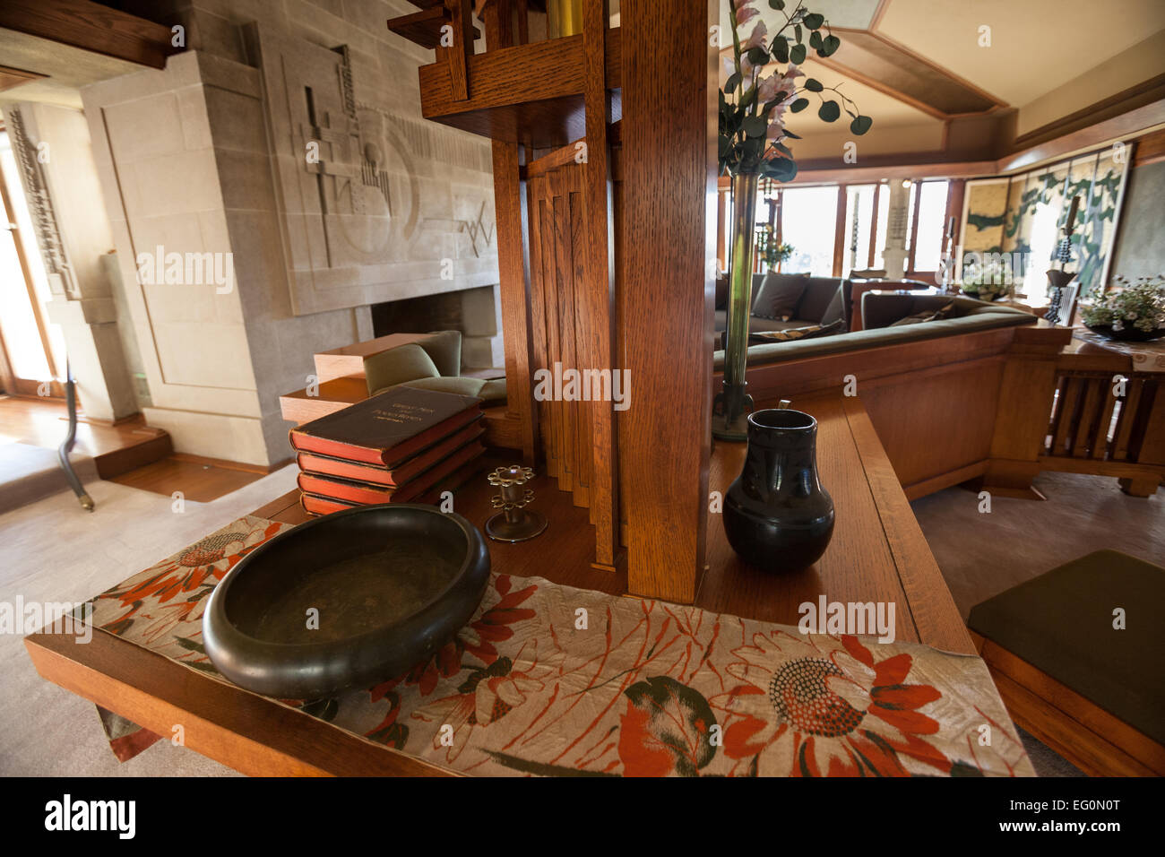 Fichier : Los Angeles, Californie, USA. 24 janvier, 2015. L'un des quatre bureaux en bois construite dans les deux sofas conçu par Frank Lloyd Wright pour Aline Barnsdall's Hollyhock House à Barnsdall Art Park, Hollywood, Los Angeles, CAFrank Lloyd Wright Hollyhock House à ré-ouvrir 13 Février, 2015. Credit : Kayte/Deioma Alamy Live News Banque D'Images