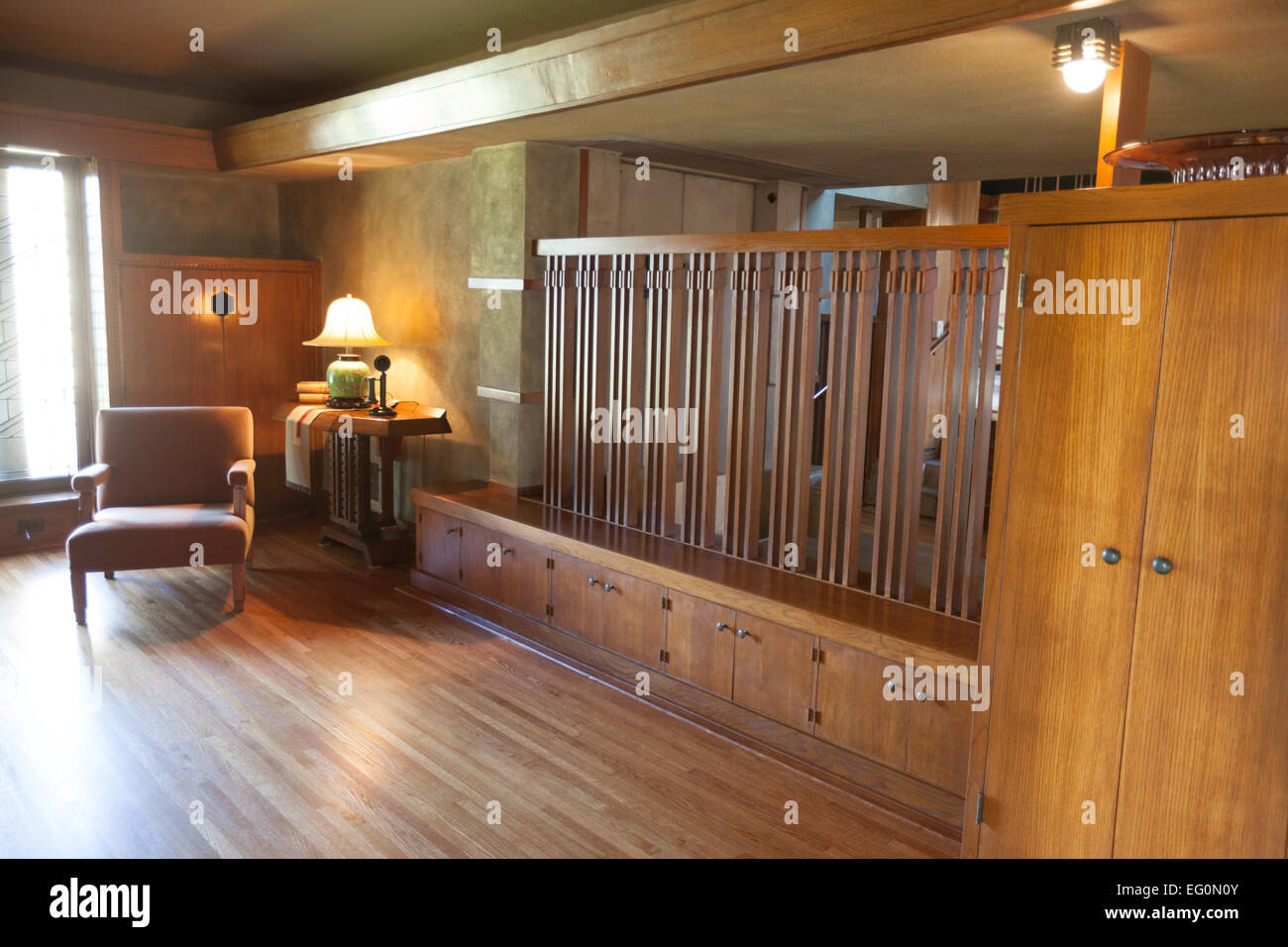 Fichier : Los Angeles, Californie, USA. 24 janvier, 2015. La salle de musique avec des armoires pour le LPs dans Frank Lloyd Wright's Hollyhock House à Barnsdall Art Park, Hollywood, Los Angeles, CAFrank Lloyd Wright Hollyhock House à ré-ouvrir 13 Février, 2015. Credit : Kayte/Deioma Alamy Live News Banque D'Images