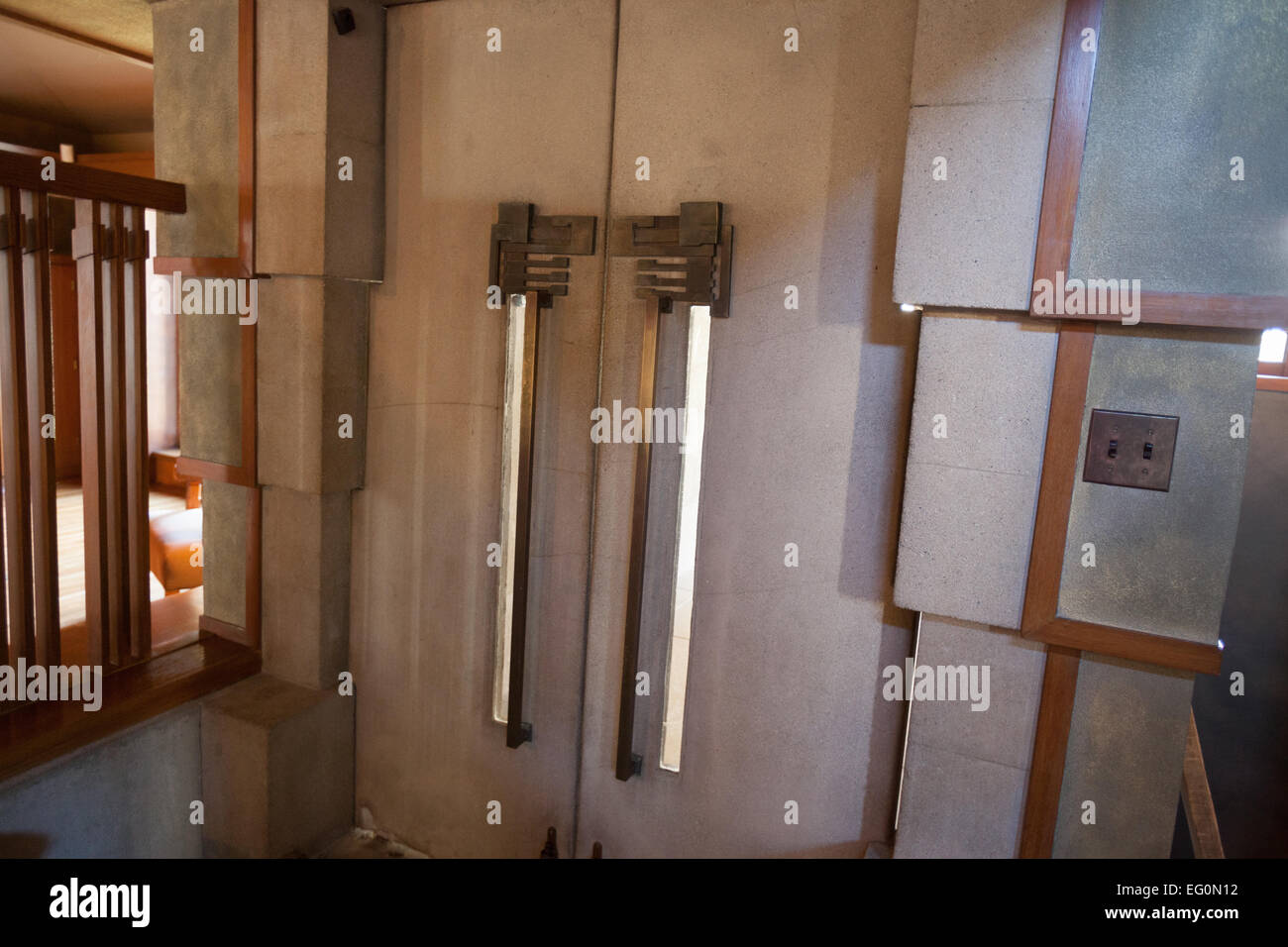 Fichier : Los Angeles, Californie, USA. 24 janvier, 2015. L'intérieur de la porte avant à Frank Lloyd Wright's Hollyhock House à Barnsdall Art Park, Hollywood, Los Angeles, CAFrank Lloyd Wright Hollyhock House à ré-ouvrir 13 Février, 2015. Credit : Kayte/Deioma Alamy Live News Banque D'Images