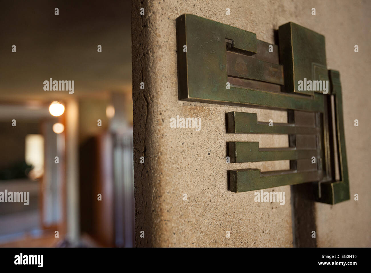 Fichier : Los Angeles, Californie, USA. 24 janvier, 2015. Un écusson en laiton sur la porte avant à Frank Lloyd Wright's Hollyhock House à Barnsdall Art Park, Hollywood, Los Angeles, CAFrank Lloyd Wright Hollyhock House à ré-ouvrir 13 Février, 2015. Credit : Kayte/Deioma Alamy Live News Banque D'Images