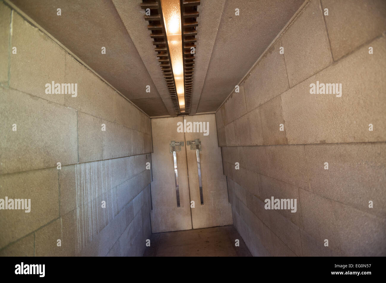 Fichier : Los Angeles, Californie, USA. 24 janvier, 2015. L'entrée de Frank Lloyd Wright's Hollyhock House à Barnsdall Art Park, Hollywood, Los Angeles, CAFrank Lloyd Wright Hollyhock House à ré-ouvrir 13 Février, 2015. Credit : Kayte/Deioma Alamy Live News Banque D'Images