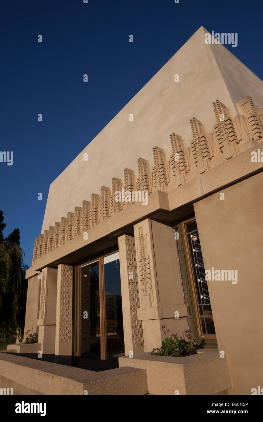 Fichier : Los Angeles, Californie, USA. 24 janvier, 2015. Frank Lloyd Wright's Hollyhock House à Barnsdall Art Park, Hollywood, Los Angeles, CAFrank Lloyd Wright Hollyhock House à ré-ouvrir 13 Février, 2015. Credit : Kayte/Deioma Alamy Live News Banque D'Images