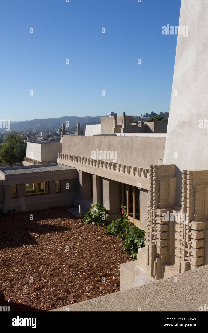 Fichier : Los Angeles, Californie, USA. 24 janvier, 2015. Terrasses supérieures à Frank Lloyd Wright's Hollyhock House à Barnsdall Art Park, Hollywood, Los Angeles, CAFrank Lloyd Wright Hollyhock House à ré-ouvrir 13 Février, 2015. Credit : Kayte/Deioma Alamy Live News Banque D'Images