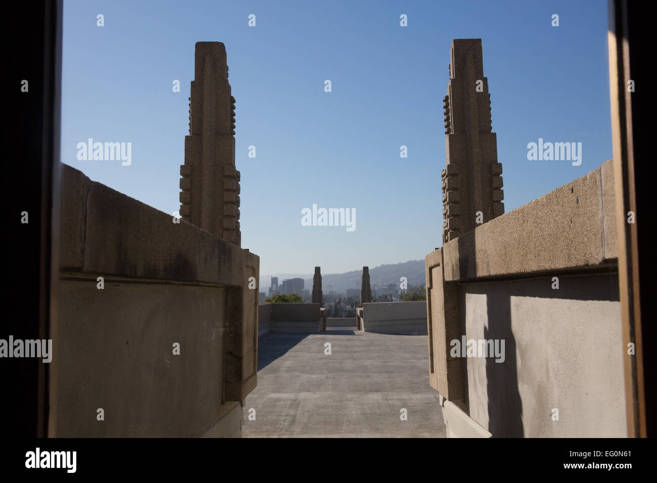 Fichier : Los Angeles, Californie, USA. 24 janvier, 2015. Le toit fragile exposée à Frank Lloyd Wright's Hollyhock House à Barnsdall Art Park, Hollywood, Los Angeles, CAFrank Lloyd Wright Hollyhock House à ré-ouvrir 13 Février, 2015. Credit : Kayte/Deioma Alamy Live News Banque D'Images