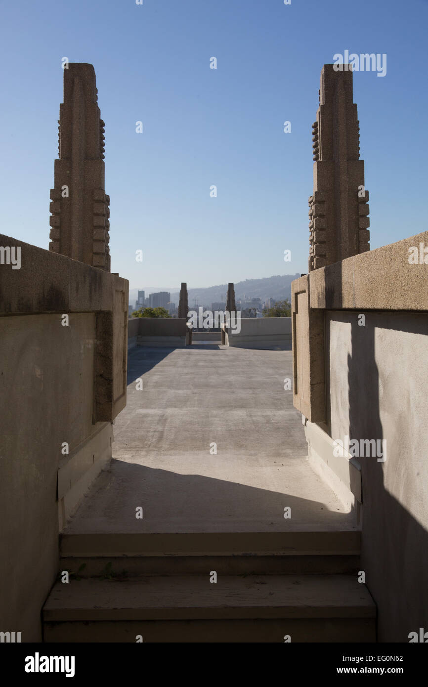 Fichier : Los Angeles, Californie, USA. 24 janvier, 2015. Le toit fragile exposée à Frank Lloyd Wright's Hollyhock House à Barnsdall Art Park, Hollywood, Los Angeles, CAFrank Lloyd Wright Hollyhock House à ré-ouvrir 13 Février, 2015. Credit : Kayte/Deioma Alamy Live News Banque D'Images