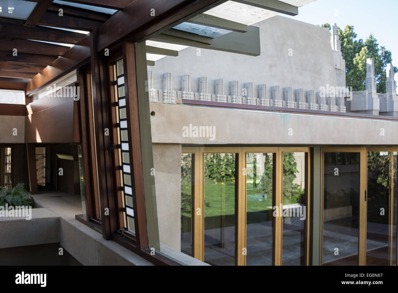 Fichier : Los Angeles, Californie, USA. 24 janvier, 2015. En revenant sur la véranda de l'autre côté de la cour de l'allée du sud à Frank Lloyd Wright's Hollyhock House à Barnsdall Art Park, Hollywood, Los Angeles, CAFrank Lloyd Wright Hollyhock House à ré-ouvrir 13 Février, 2015. Credit : Kayte/Deioma Alamy Live News Banque D'Images