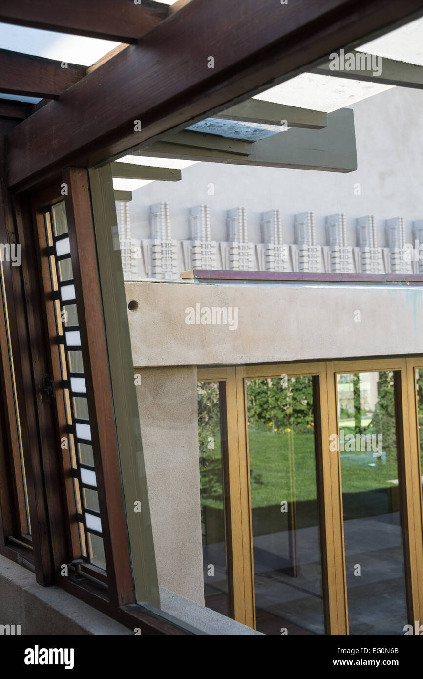 Fichier : Los Angeles, Californie, USA. 24 janvier, 2015. En revenant sur la véranda de l'autre côté de la cour de l'allée du sud à Frank Lloyd Wright's Hollyhock House à Barnsdall Art Park, Hollywood, Los Angeles, CAFrank Lloyd Wright Hollyhock House à ré-ouvrir 13 Février, 2015. Credit : Kayte/Deioma Alamy Live News Banque D'Images