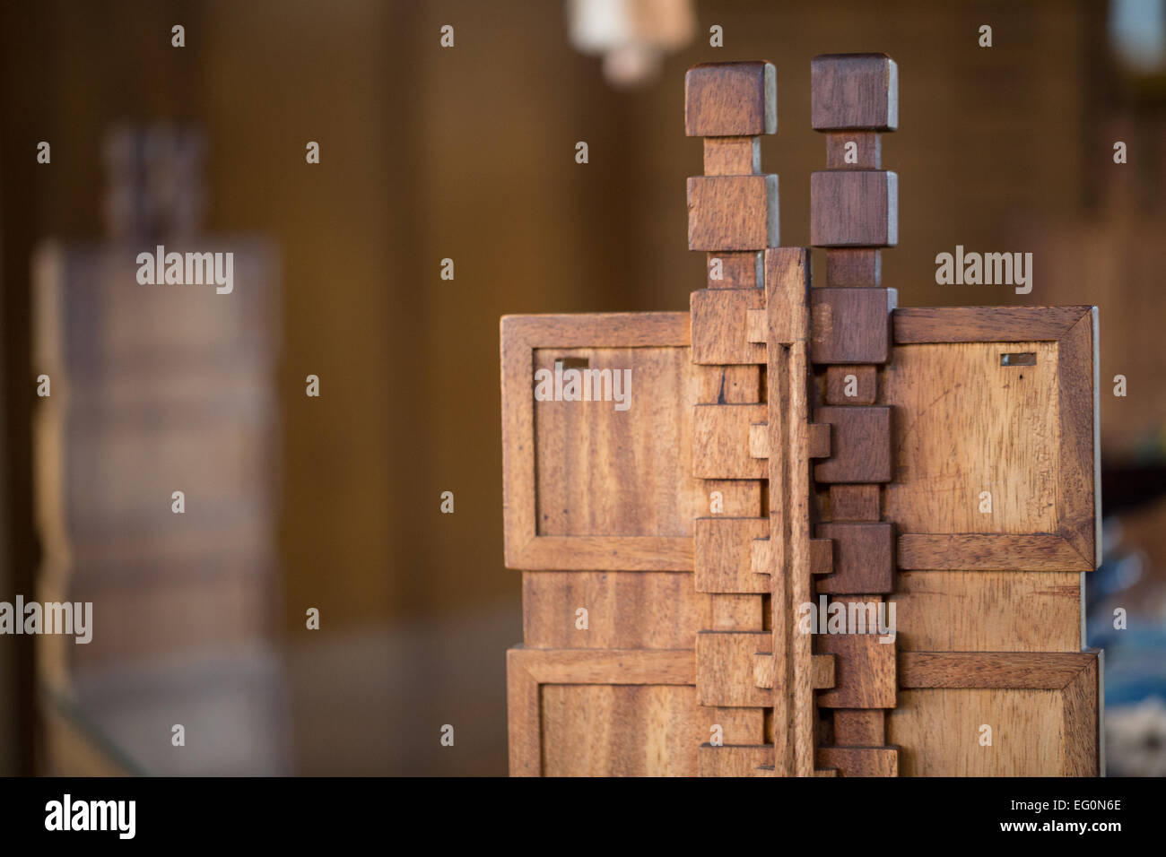 Fichier : Los Angeles, Californie, USA. 24 janvier, 2015. Un détail de la salle à manger chaises conçu par Frank Lloyd Wright pour Aline Barnsdall's Hollyhock House à Barnsdall Art Park, Hollywood, Los Angeles, CAFrank Lloyd Wright Hollyhock House à ré-ouvrir 13 Février, 2015. Credit : Kayte/Deioma Alamy Live News Banque D'Images
