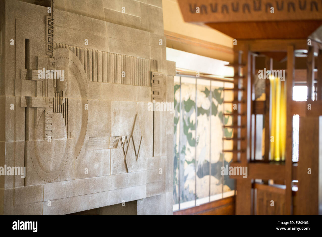 Fichier : Los Angeles, Californie, USA. 24 janvier, 2015. Les textures de la bas reief sur la cheminée et Frank Lloyd Wright's custom a bavardé avec un mobilier en bois japonais du 18ème siècle plus tard à l'écran ajouté Aline Barnsdall's Hollyhock House à Barnsdall Art Park, Hollywood, Los Angeles, CAFrank Lloyd Wright Hollyhock House à ré-ouvrir 13 Février, 2015. Credit : Kayte/Deioma Alamy Live News Banque D'Images