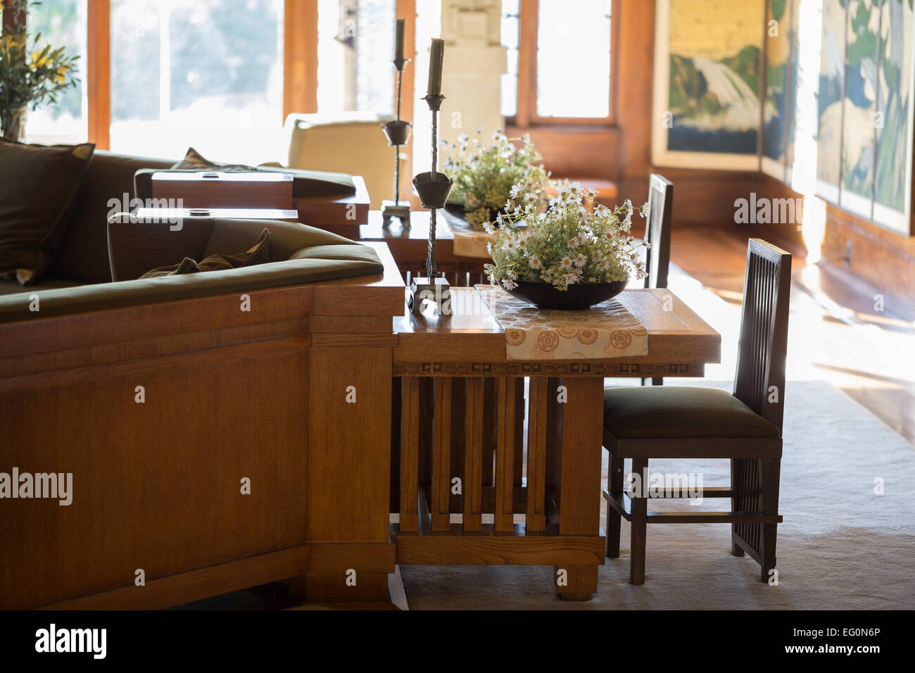 Fichier : Los Angeles, Californie, USA. 24 janvier, 2015. Quatre bureaux en bois construit à l'arrière des deux sofas font partie de Frank Lloyd Wright sur la conception de mobilier sur mesure pour Aline Barnsdall's Hollyhock House à Barnsdall Art Park, Hollywood, Los Angeles, CAFrank Lloyd Wright Hollyhock House à ré-ouvrir 13 Février, 2015. Credit : Kayte/Deioma Alamy Live News Banque D'Images
