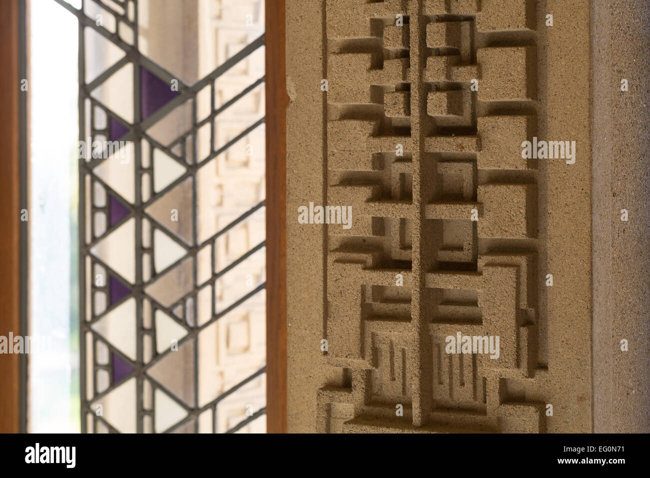 Fichier : Los Angeles, Californie, USA. 24 janvier, 2015. Détails de l'abrégé hollyhock conceptions dans les blocs de béton et de textiles vitraux de Frank Lloyd Wright's Hollyhock House à Barnsdall Art Park, Hollywood, Los Angeles, CAFrank Lloyd Wright Hollyhock House à ré-ouvrir 13 Février, 2015. Credit : Kayte/Deioma Alamy Live News Banque D'Images