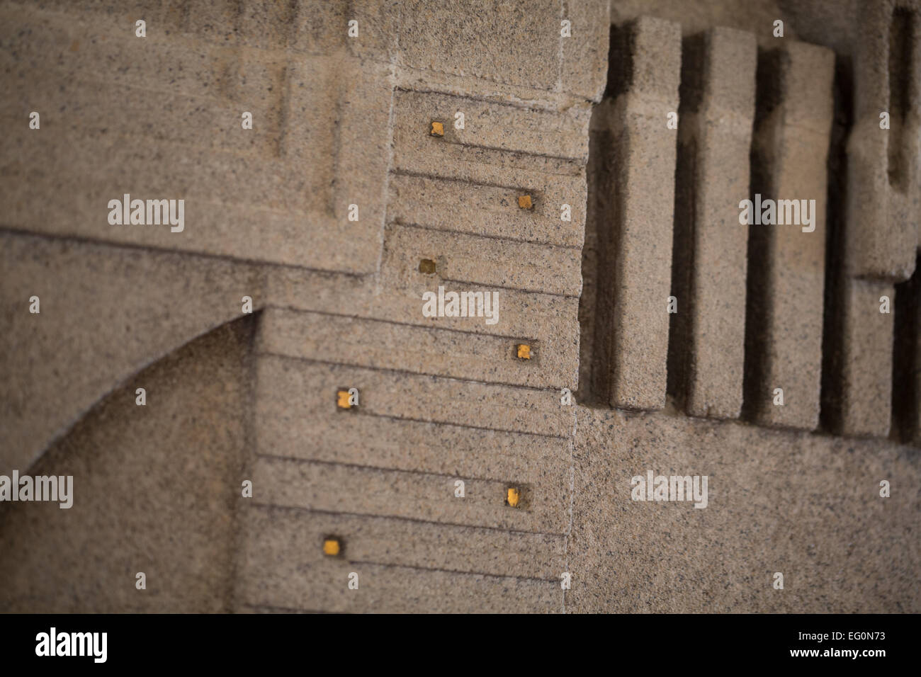 Fichier : Los Angeles, Californie, USA. 24 janvier, 2015. Un détail de carreaux de verre d'or incrustée dans le bas-relief au-dessus de la cheminée à Frank Lloyd Wright's Hollyhock House à Barnsdall Art Park, Hollywood, Los Angeles, CA. Frank Lloyd Wright's Hollyhock House à ré-ouvrir 13 Février, 2015. Credit : Kayte/Deioma Alamy Live News Banque D'Images