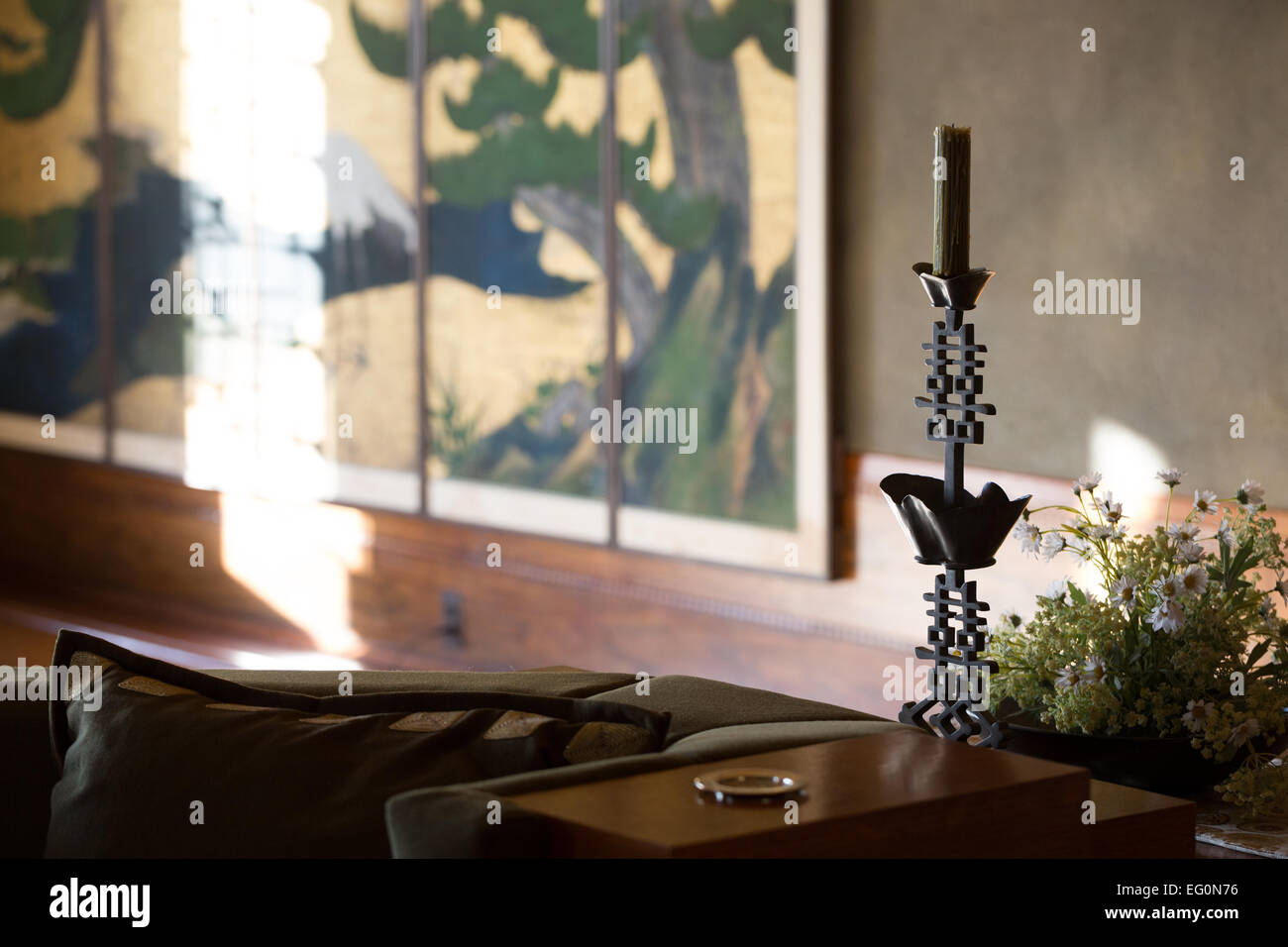 Fichier : Los Angeles, Californie, USA. 24 janvier, 2015. Une paire d'écrans japonais du 18ème siècle a été ajouté à la salle de séjour à Frank Lloyd Wright's Hollyhock House à Barnsdall Art Park, Hollywood, Los Angeles, CAFrank Lloyd Wright Hollyhock House à ré-ouvrir 13 Février, 2015. Credit : Kayte/Deioma Alamy Live News Banque D'Images