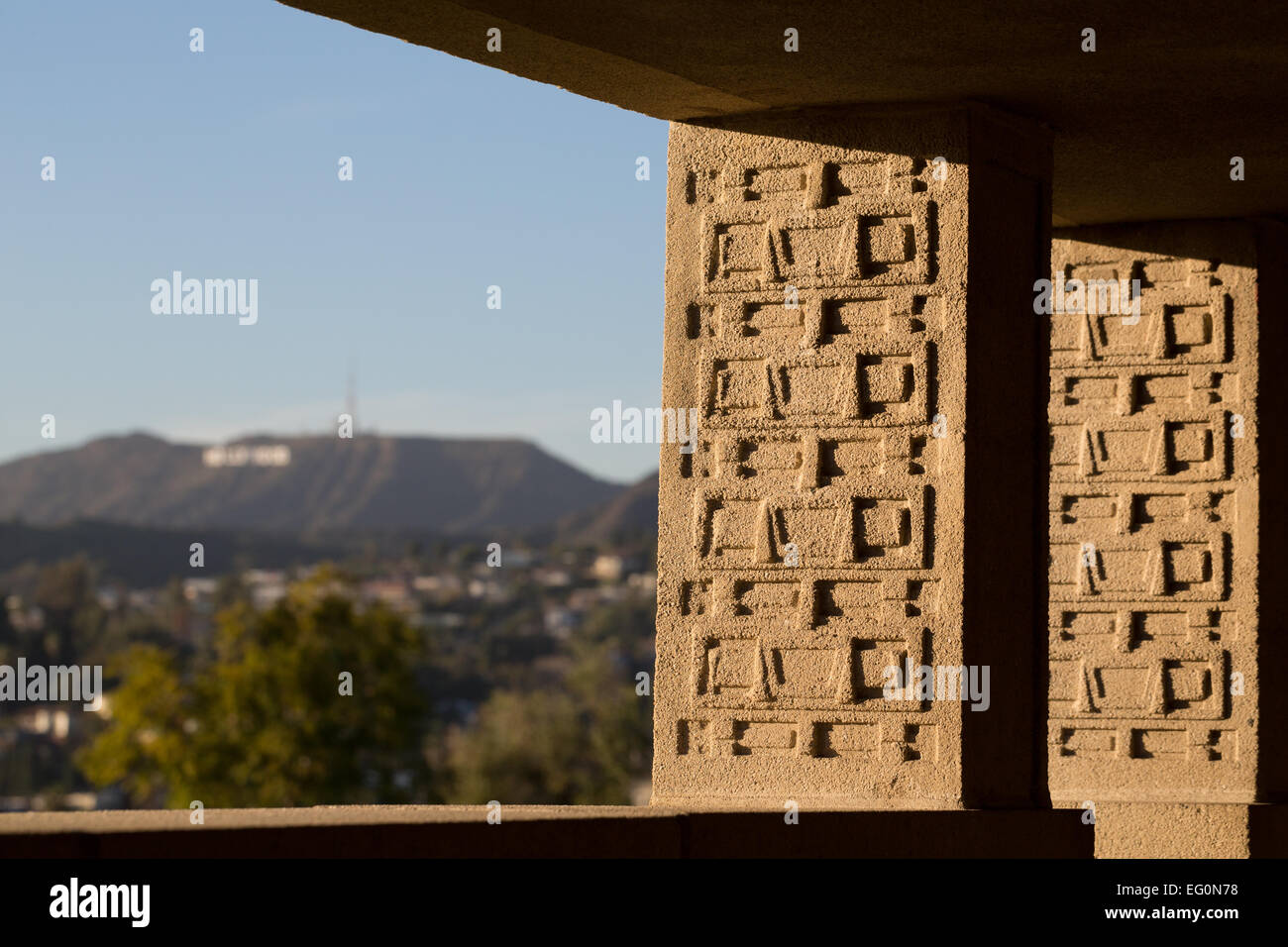 Fichier : Los Angeles, Californie, USA. 24 janvier, 2015. La vue sur le Hollywood Sign de la colonnade à Frank Lloyd Wright's Hollyhock House à Barnsdall Art Park, Hollywood, Los Angeles, CA. Frank Lloyd Wright's Hollyhock House à ré-ouvrir 13 Février, 2015. Credit : Kayte/Deioma Alamy Live News Banque D'Images