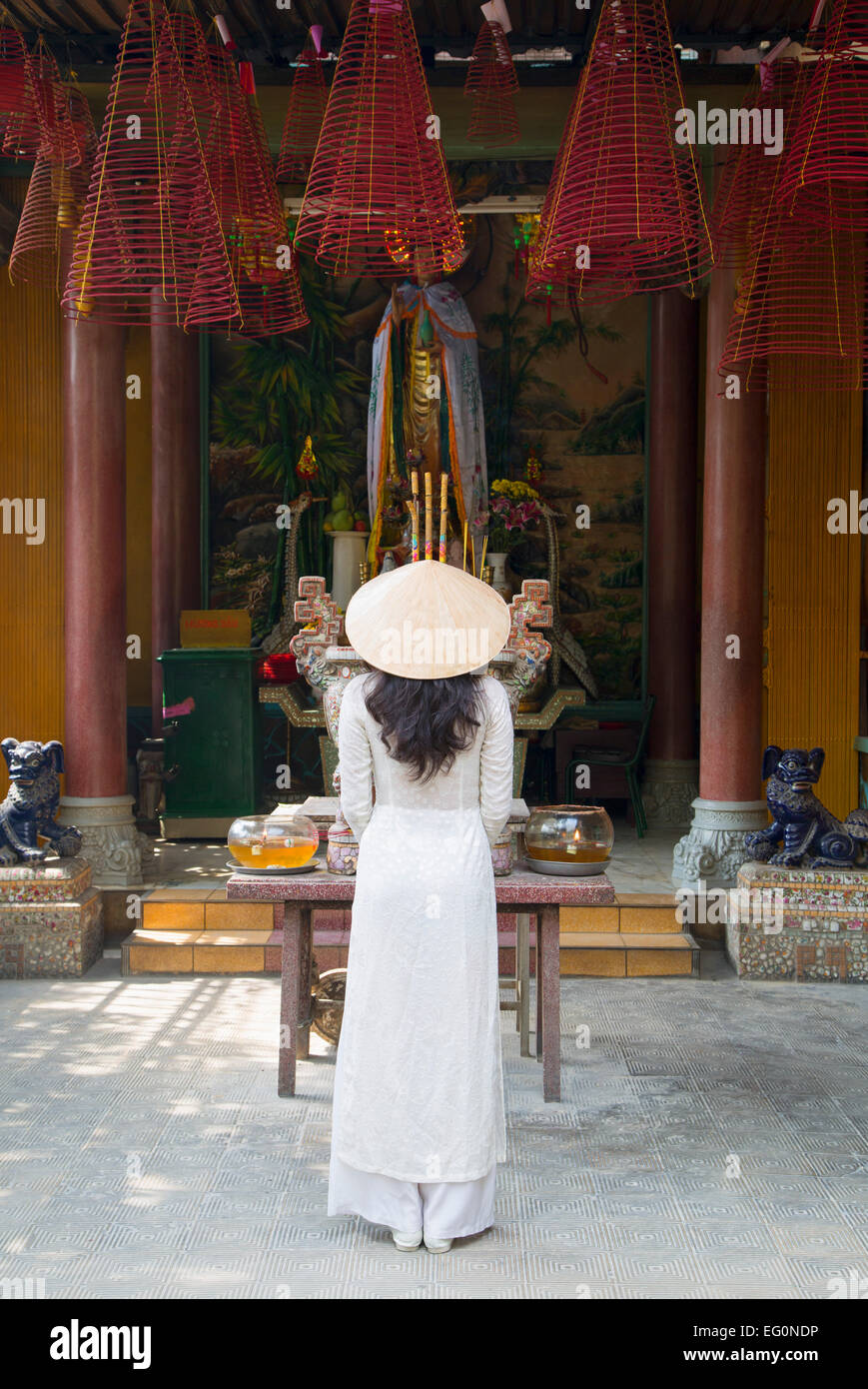 Ao dai femme portant une robe à Phuoc Hoi Quan Pagode, Cholon, Ho Chi Minh City, Vietnam Banque D'Images