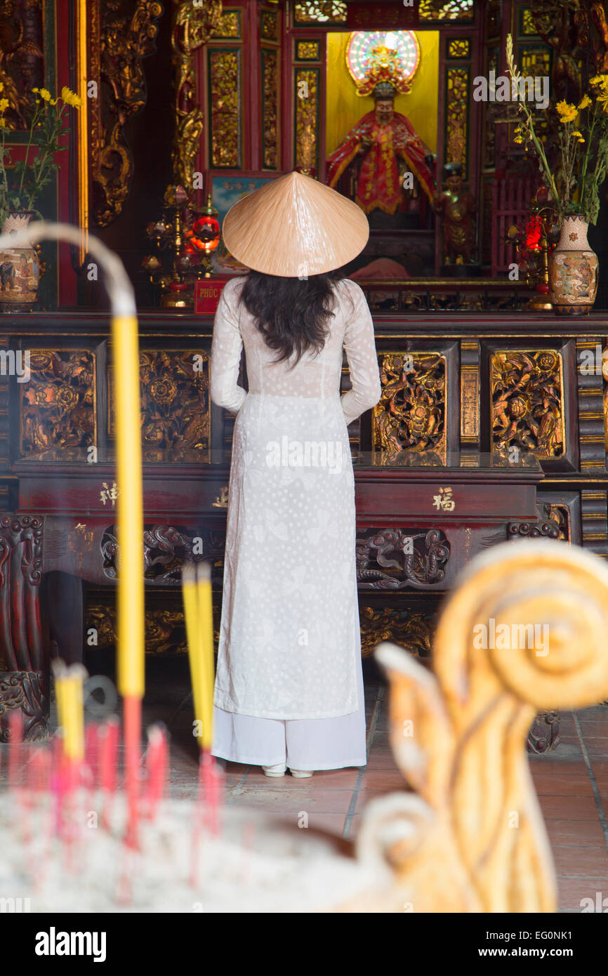 Femme portant ao dai robe à Ha Chuong Hoi Quan Pagode, Cholon, Ho Chi Minh City, Vietnam Banque D'Images
