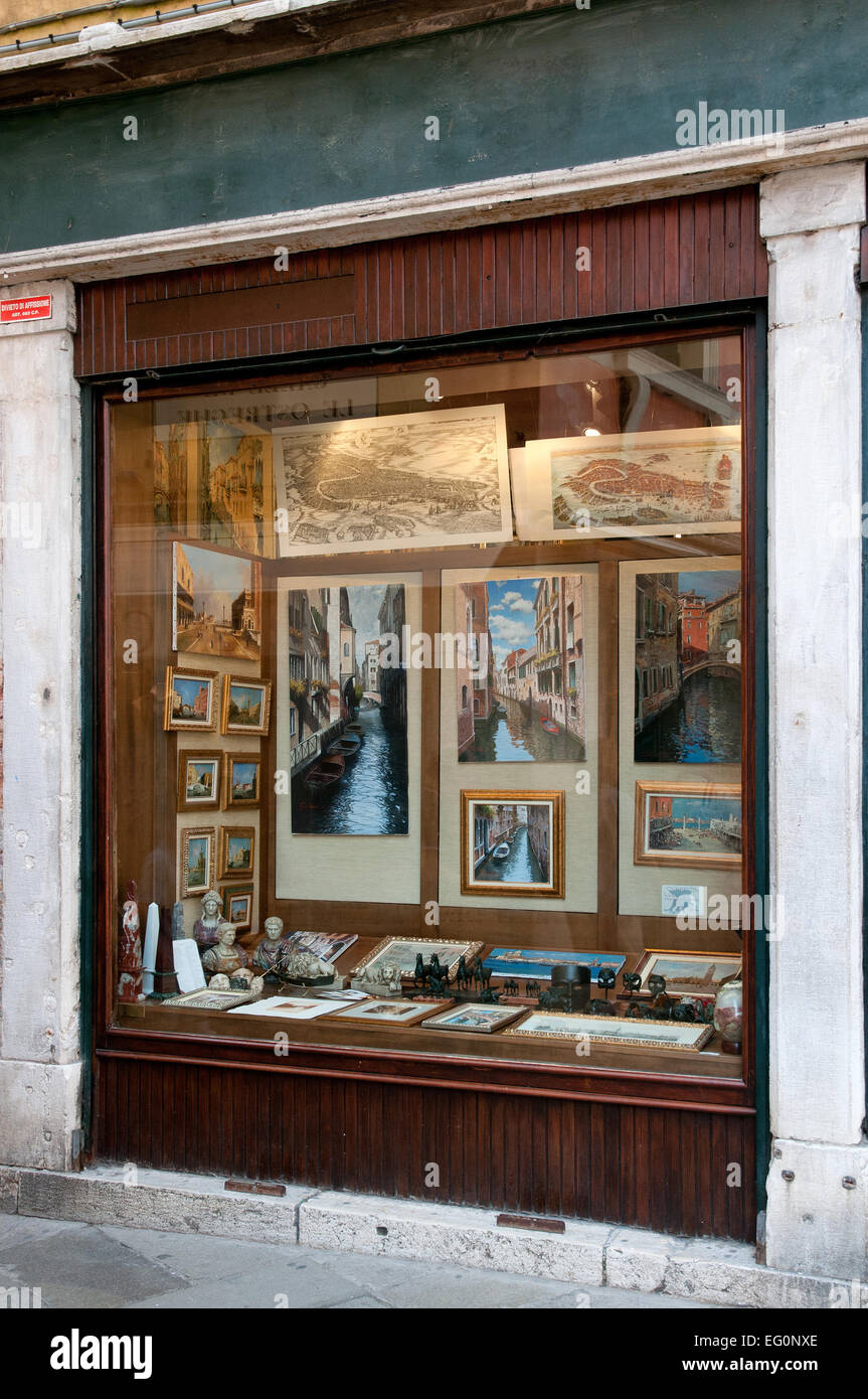 Vitrine de l'art offrant des œuvres peintures photos à vendre dans la Calle Larga XXII Marzo Venise Italie Banque D'Images