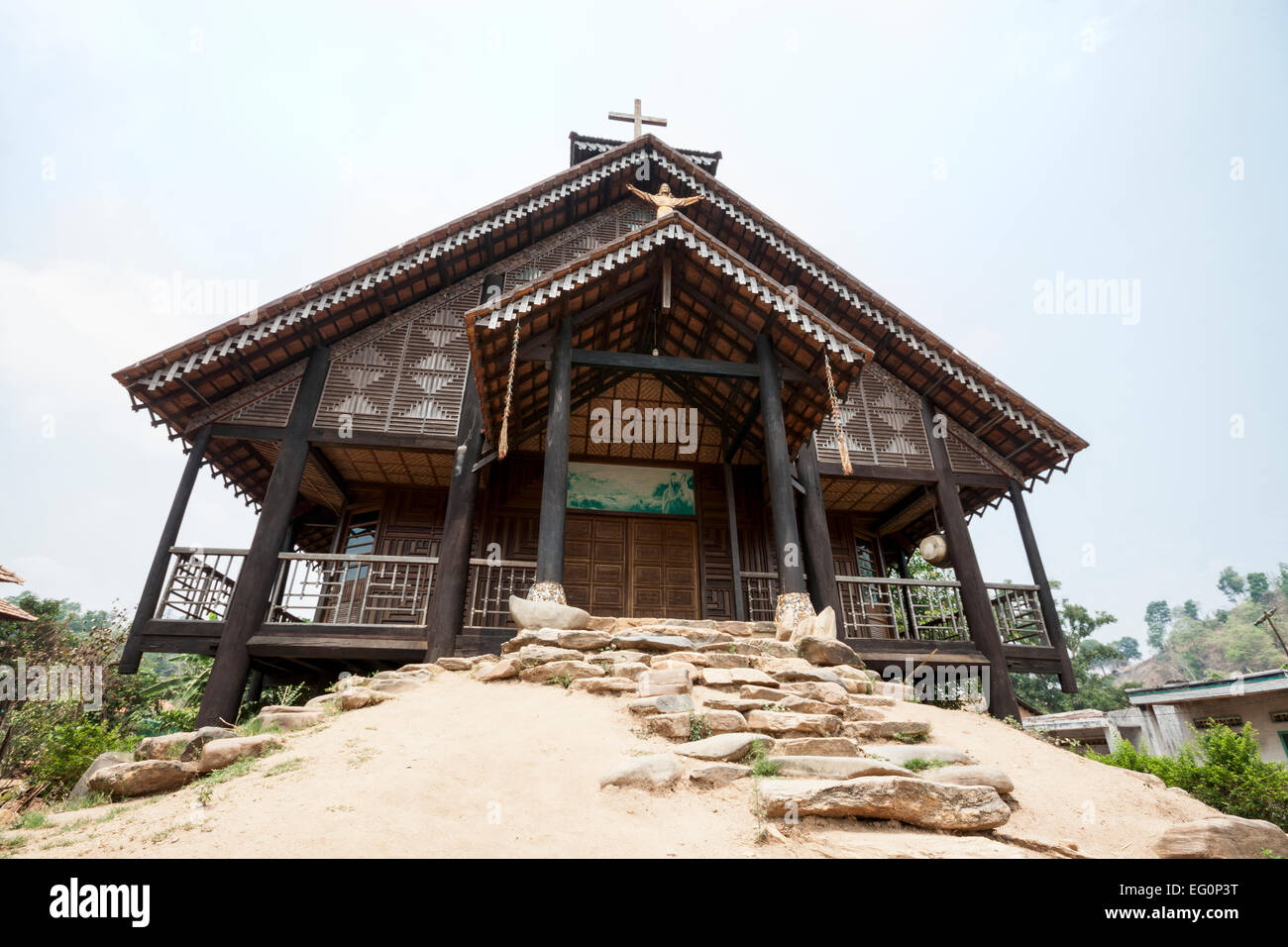 Kon Tum en situation minoritaire, au Vietnam. Ba Na (Bahnar) groupe ethnique (église en bois). Banque D'Images