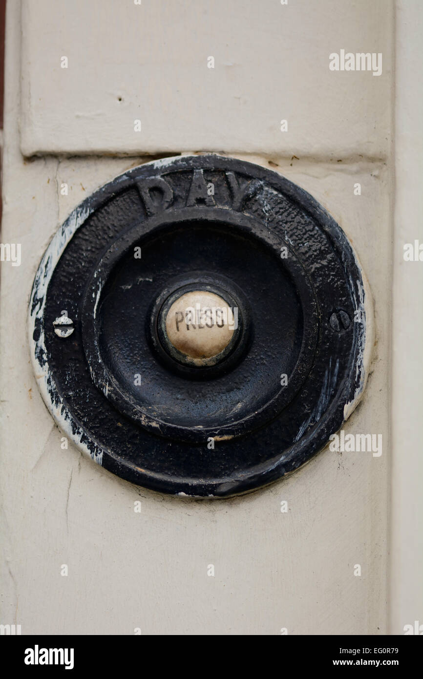Appuyer sur le bouton de sonnette jour Banque D'Images
