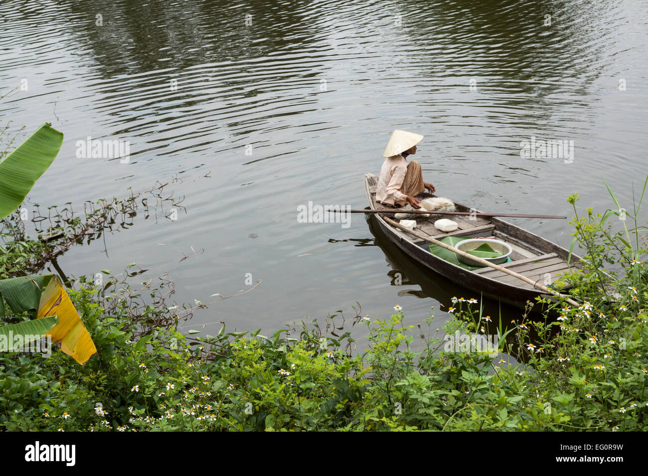 Femme vêtements traditionnels de pêche son petit bateau de pêche, Hoi An, Vietnam, Indochine, Asie du Sud-Est, l'Asie Banque D'Images
