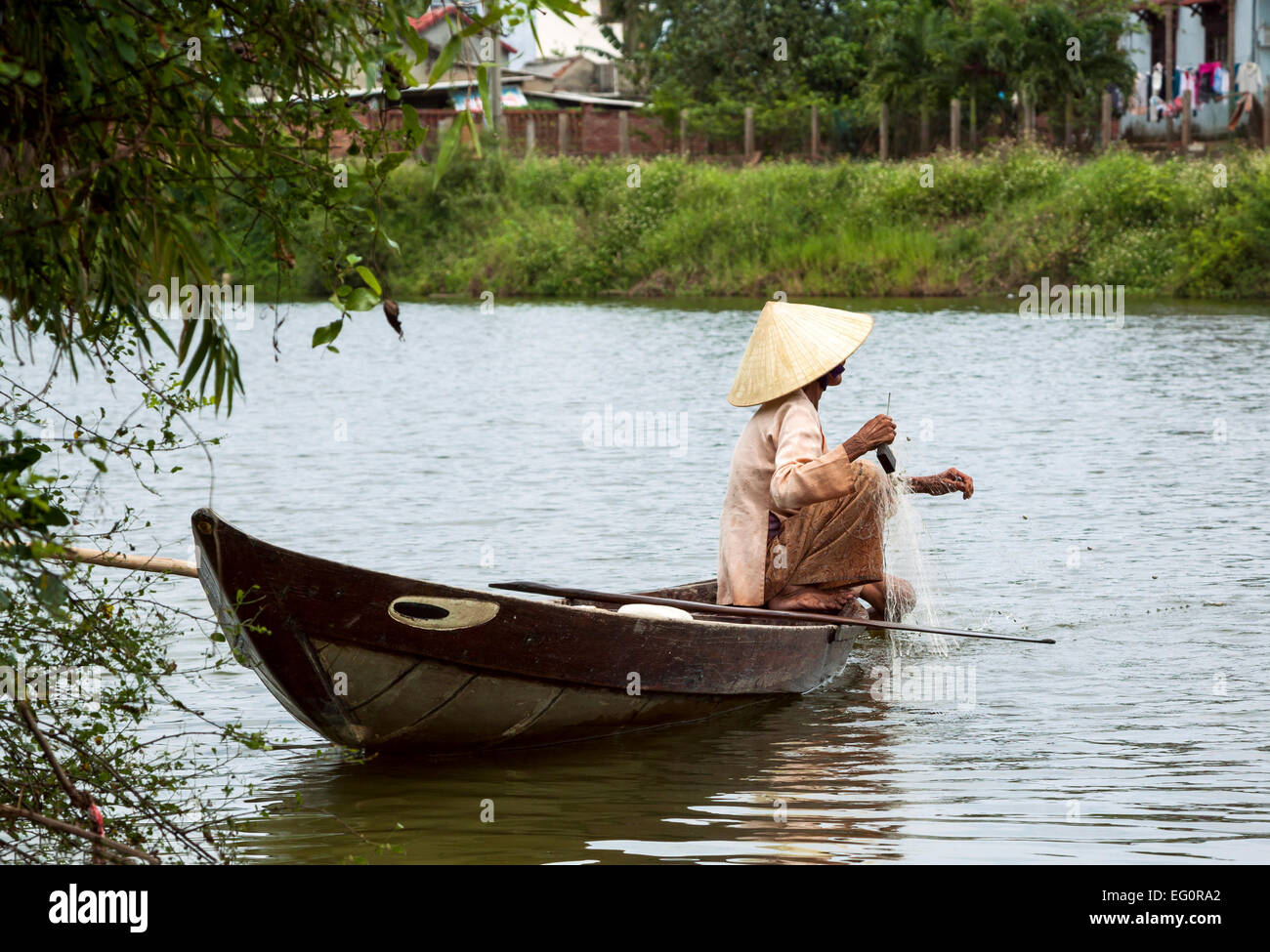 Femme vêtements traditionnels de pêche son petit bateau de pêche, Hoi An, Vietnam, Indochine, Asie du Sud-Est, l'Asie. Banque D'Images