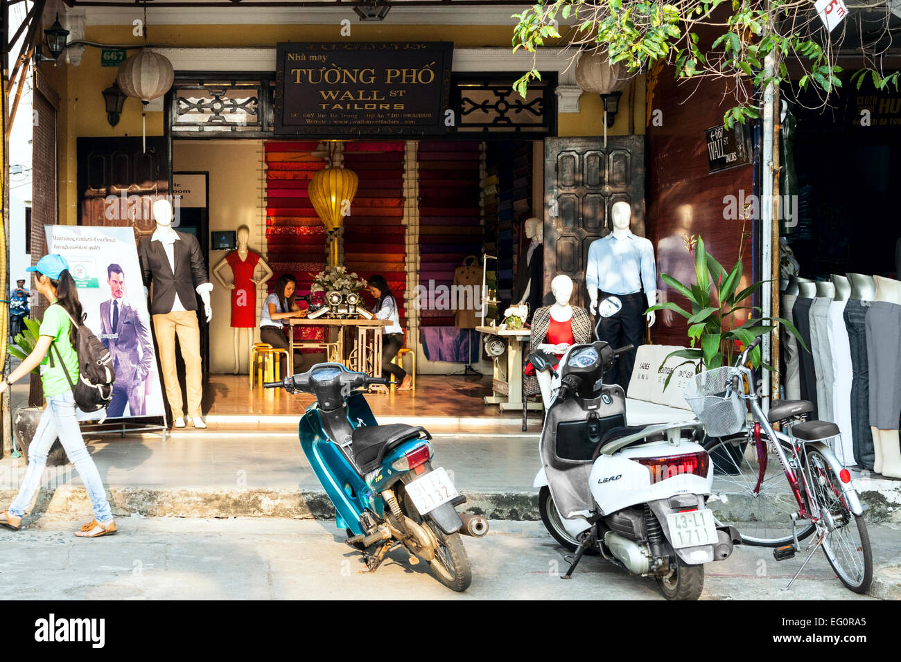 Scène de rue et l'atelier de couture à Hoi An, Vietnam, Southeast Asia. Banque D'Images