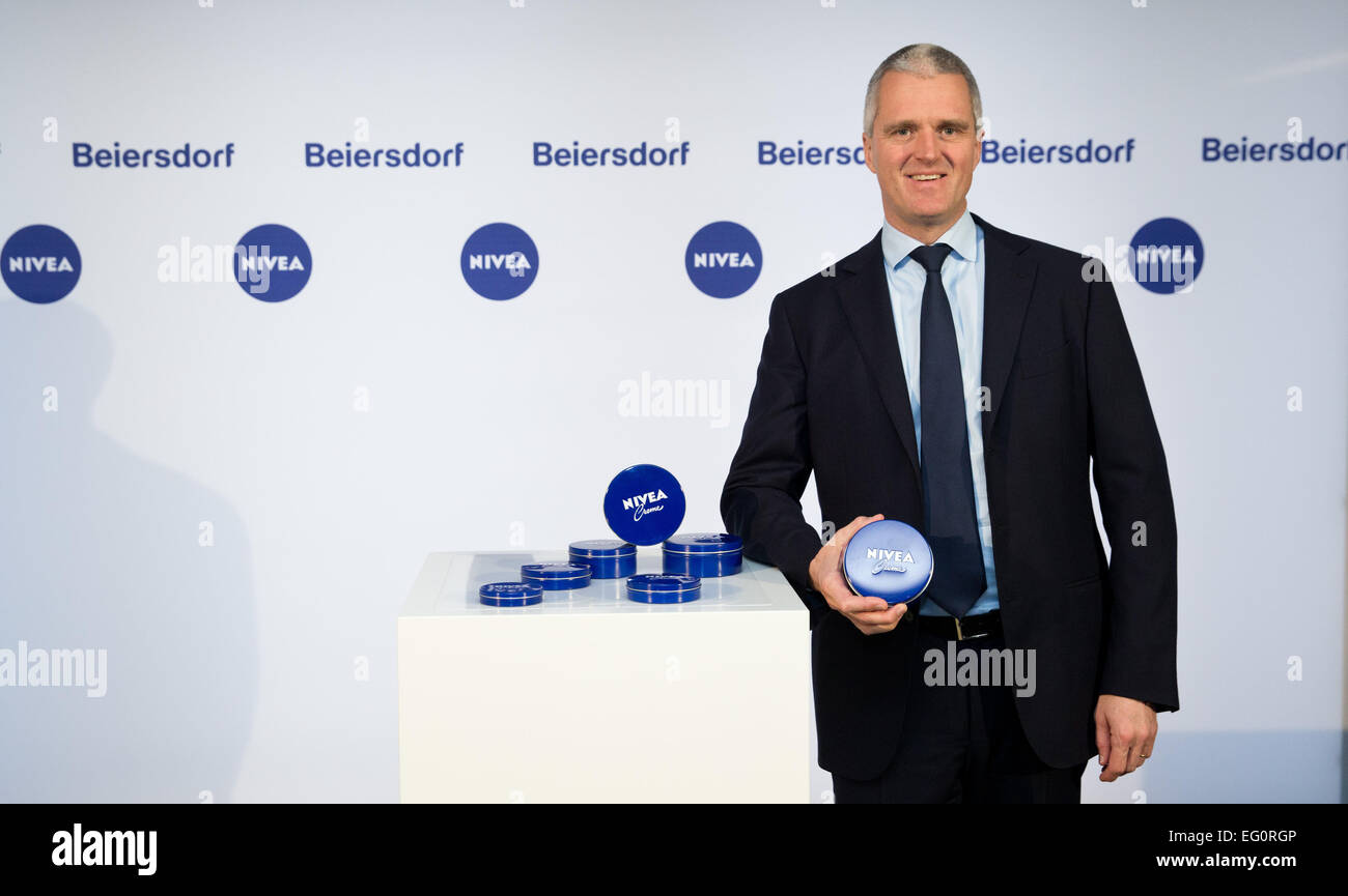 Hambourg, Allemagne. Feb 13, 2015. Président de Beiersdorf AG, Stefan  Heidenreich, tenant une boîte de nivea creme avant la conférence de presse  sur les états financiers au siège de Hambourg, Allemagne, 13