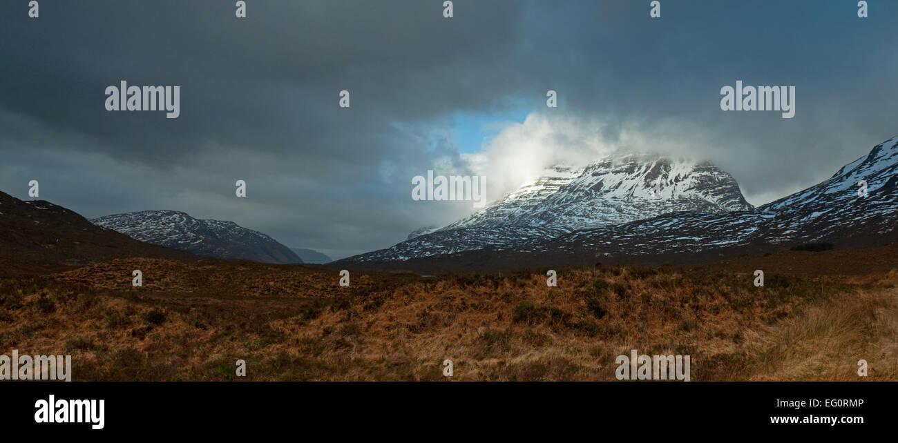 Storm clouds gathering sur Liathach dans Torridon Banque D'Images