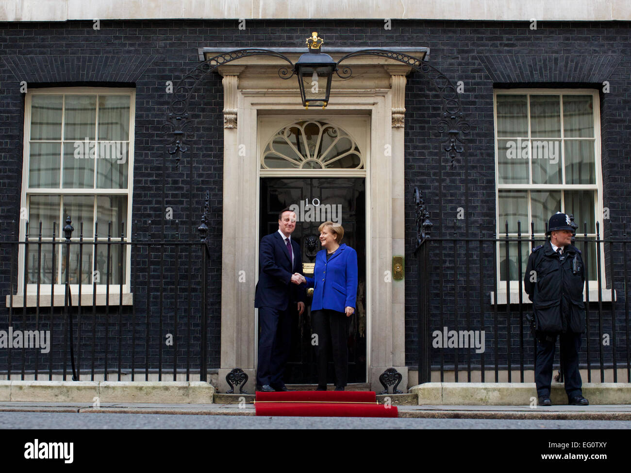 Royaume-uni, Londres : David Cameron accueille la chancelière allemande Angela Merkel sur les étapes du numéro 10 Downing street au centre de Londres le 27 février 2014. Banque D'Images