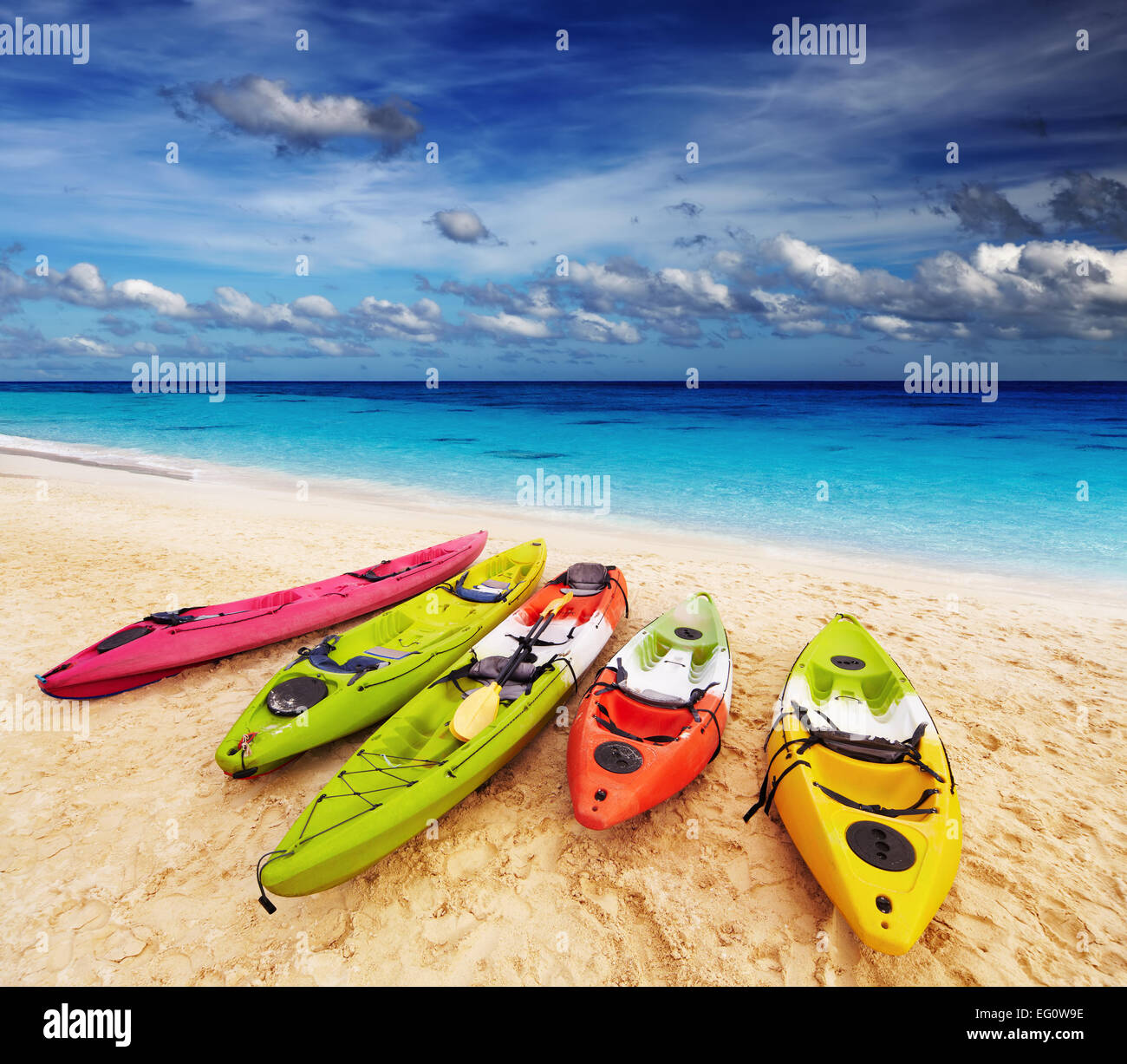 Kayaks colorés sur le tropical beach, Thaïlande Banque D'Images